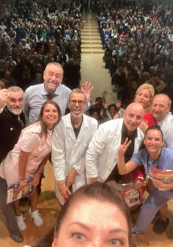 Tanti applausi per 'Gli allegri chirurghi'' in una serata di solidarietà