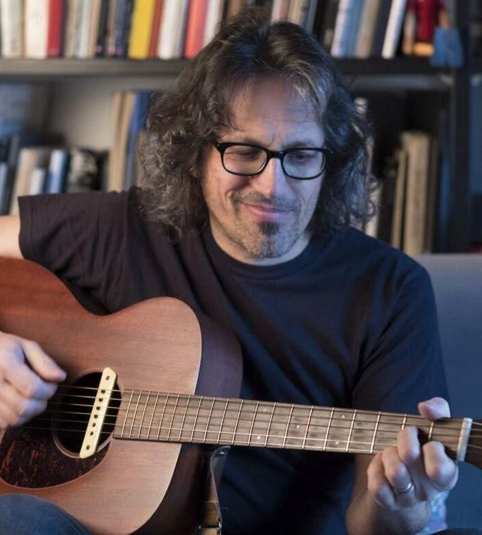 “Ho sparato al domani”: racconti sulla musica, tra rock e nostalgia del passato