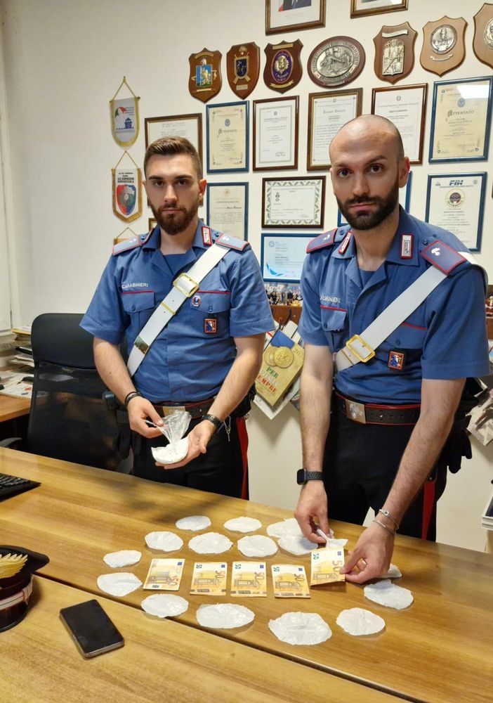 Nasconde la cocaina nel serbatoio dei liquidi per i tergicristalli, arrestato 36enne