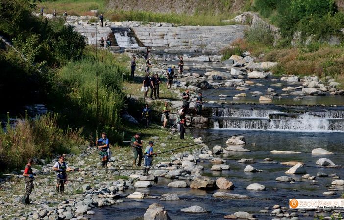 Foto: una gara di pesca nel torrente Ovesca a Villadossola