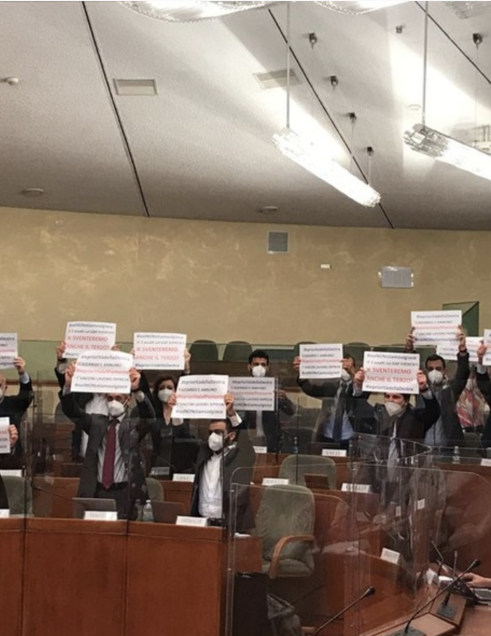Gioco d'azzardo, la nuova legge arriva in aula. Ostruzionismo a oltranza e proteste delle opposizioni