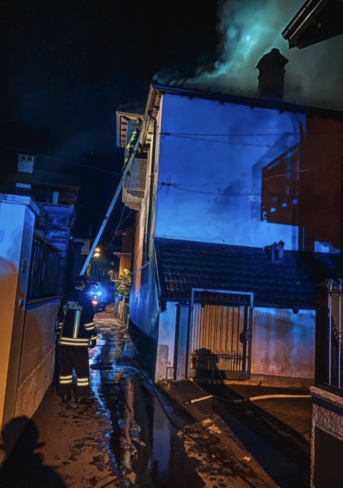 Fiamme in una casa di Luzzogno, ingenti i danni