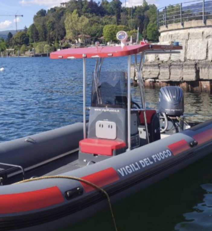 Nuotata notturna verso l'Isola Bella ma non rientrano: recuperati dai vigili del fuoco