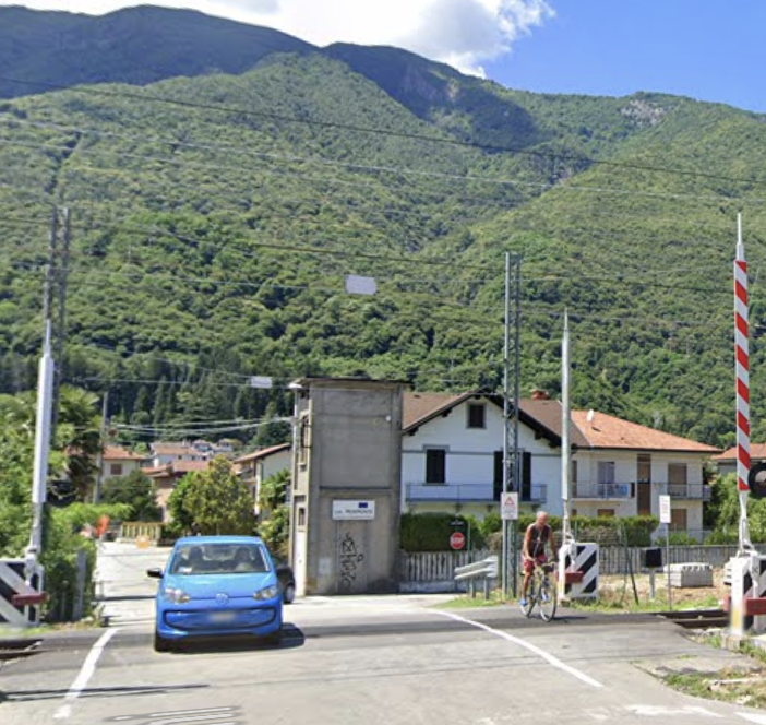 Abbatte le sbarre del passaggio a livello e fugge