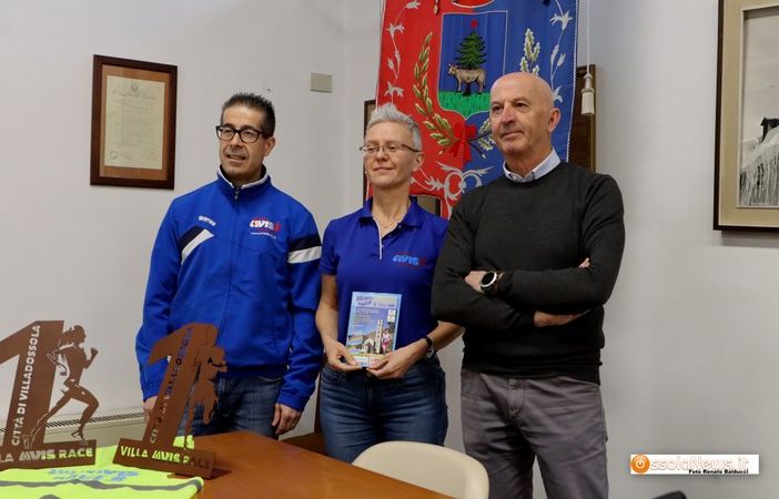 Foto: da sinistra il presediente dellAtletica Avis Ossolana Luigi Melis, la sua vice Silvia Conti e l'assessore Maurizio Gianola