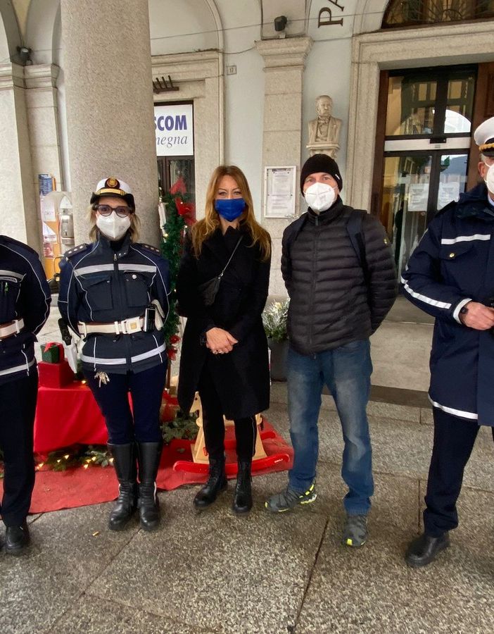 Omegna, individuati gli autori dei danni alle decorazioni natalizie del municipio