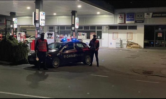 Esce di strada mentre rientra a casa ubriaco, patente ritirata e auto sequestrata ad un 52enne di Bee