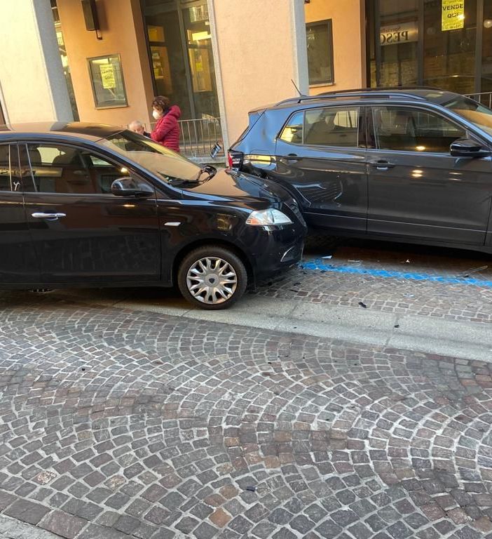 Auto va a  sbattere contro tre auto parcheggiate