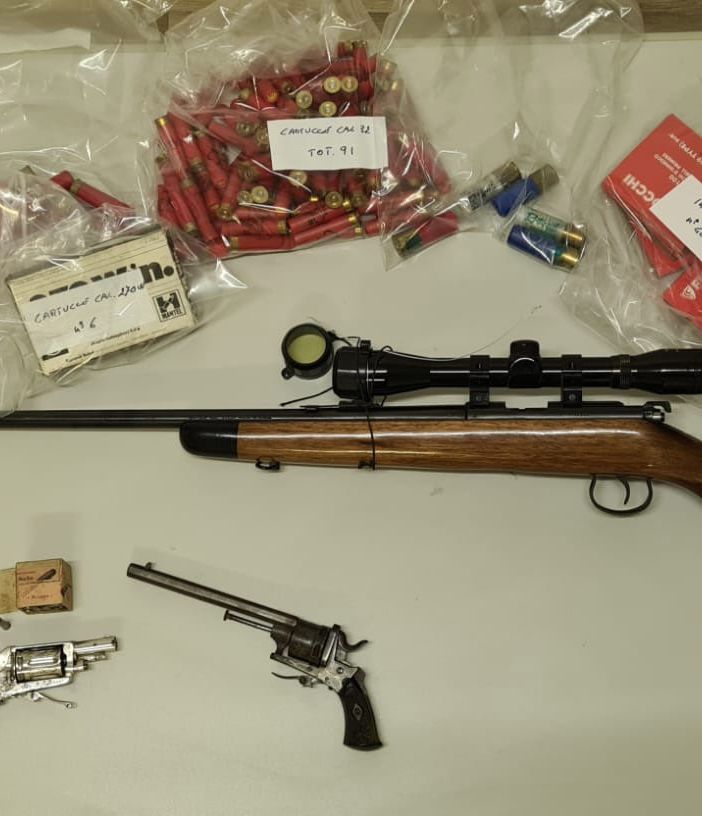 Tre arresti per armi e munizioni illegali: sarebbero state usate per estorsioni e minacce