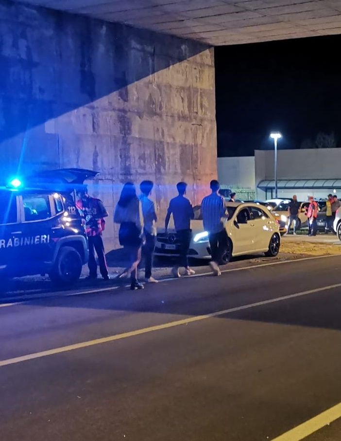 Picchia la fidanzata con un bastone dopo la serata di festa