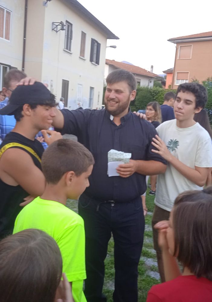 Verbania ha salutato don Davide, trasferito a Novara FOTO