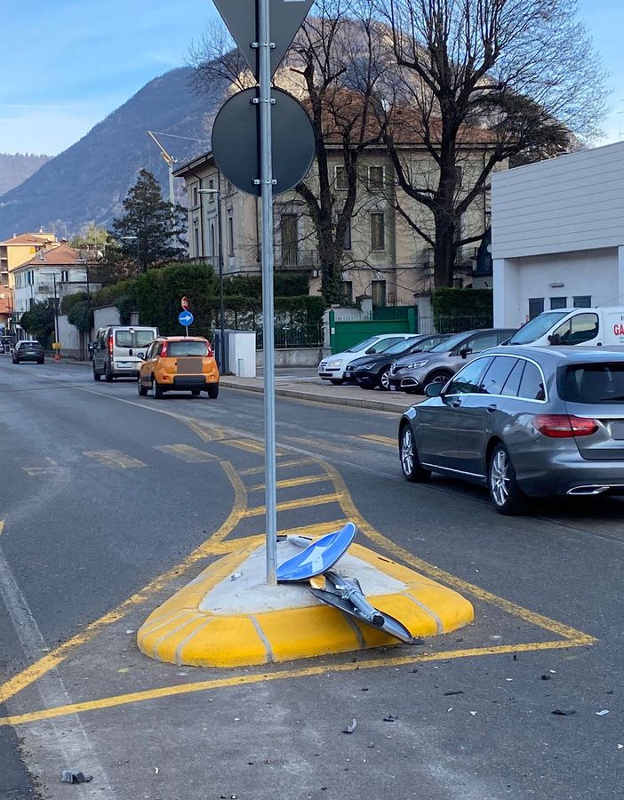 Gravellona, incidente alla nuova rotonda di corso Roma