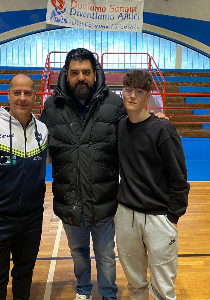 Sorpresa per i ragazzi degli Invincibili, all'allenamento mattutino arriva chef Cannavacciuolo FOTO