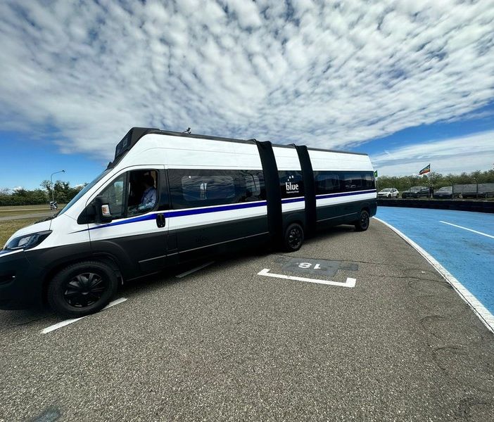 Il bus del futuro viaggia in Piemonte: ecco il primo mezzo al mondo a guida autonoma con ricarica wireless. FOTO e VIDEO
