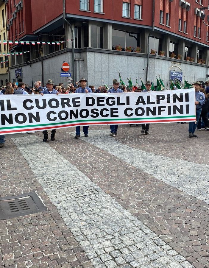 Migliaia di penne nere per le vie della città: un successo il raduno degli alpini FOTO
