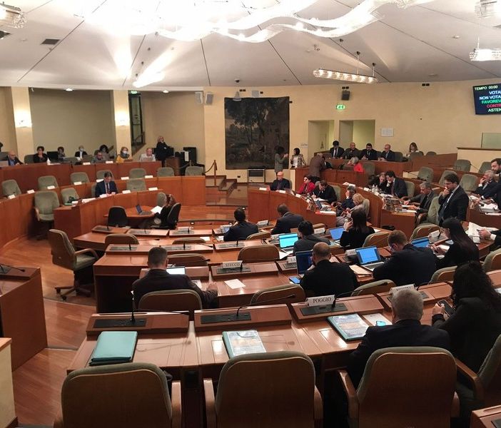 Segnaletica turistica con doppia denominazione, in italiano e in piemontese: polemiche in Consiglio regionale