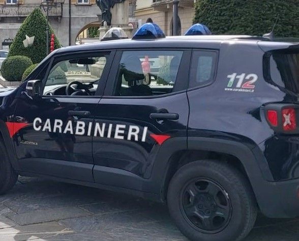 Si sdraia in mezzo alla strada, poi va al bar e insulta i carabinieri intervenuti