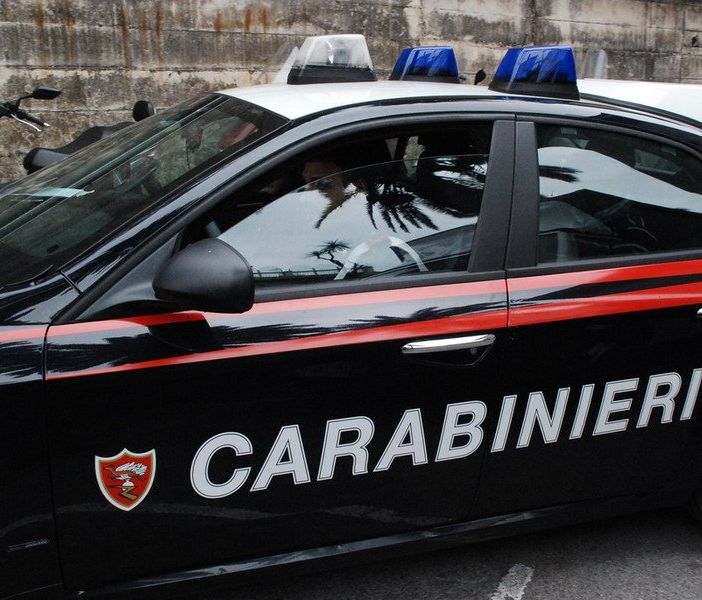 Colpisce in testa la ex con il cellulare e le lancia addosso dei vasi, arrestato 54enne