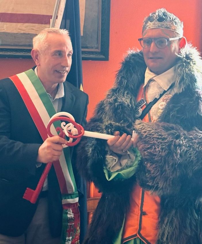 Carnevale a Cannobio: il sindaco consegna le chiavi a Re Busecon