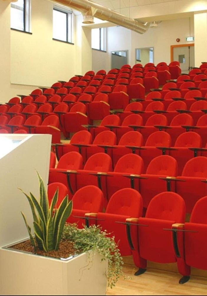 Sale dei congressi vuote: così affonda l’industria del settore