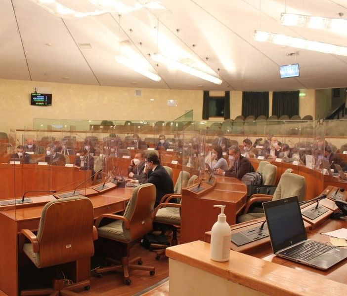 Il Consiglio regionale del Piemonte torna in presenza: in aula divisori in plexiglass e mascherine ffp2. FOTO e VIDEO