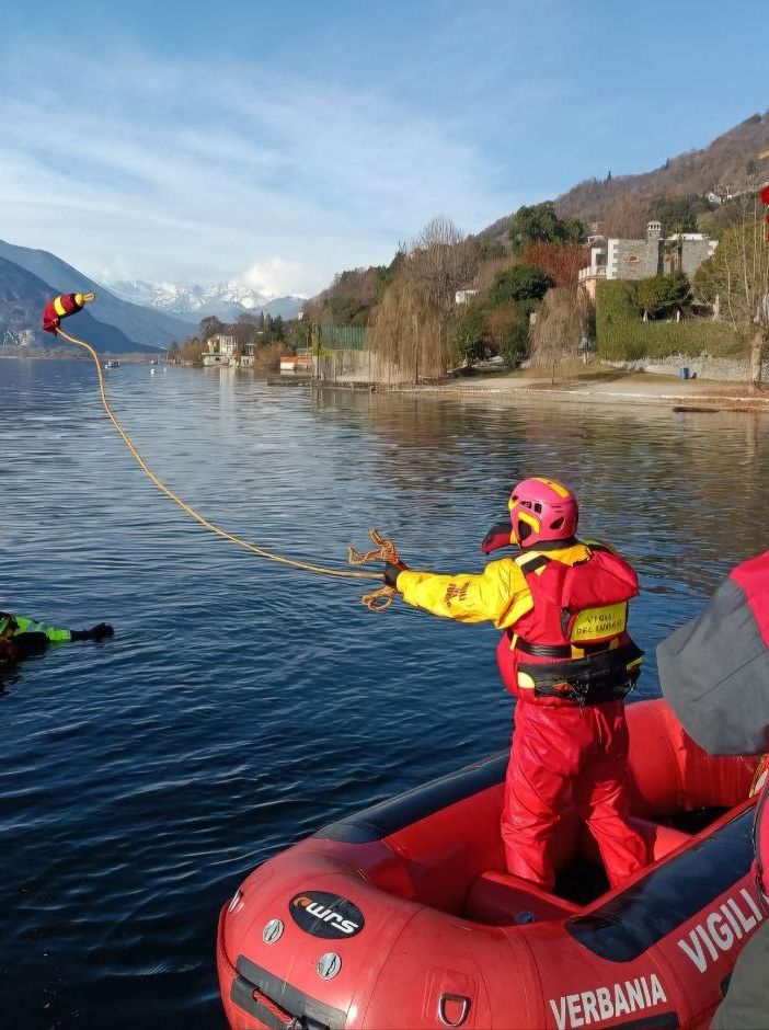 Vigili del fuoco, corso di formazione in ambiente acquatico per i volontari del Vco