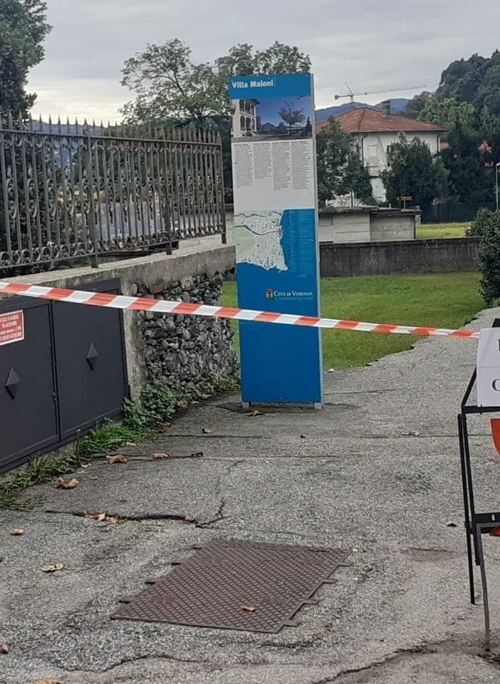 Crollato il muro del parco di Villa Maioni