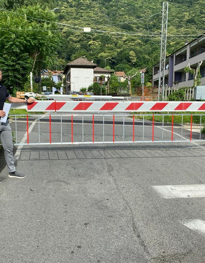 Crusinallo, barriere anti attraversamento al passaggio a livello di via Lagostina