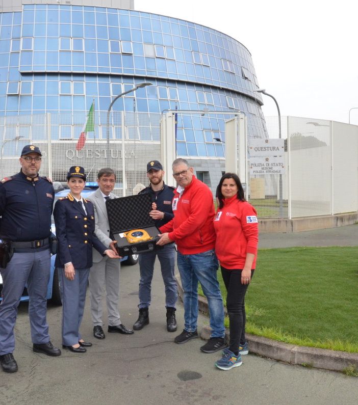 L'Associazione Italiana Cuore e Rianimazione ha donato un defibrillatore alla Questura di Verbania