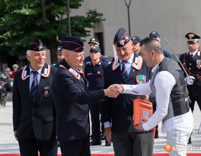 Un defibrillatore di ultima generazione dal Cantante della Solidarietà al Comando dei carabinieri