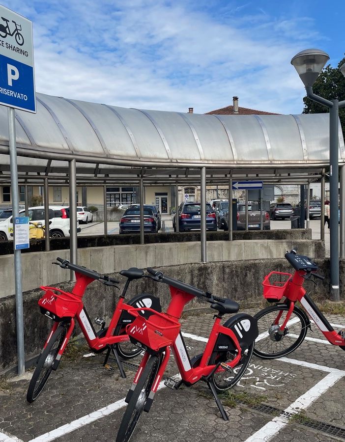 Nel cuore di Intra una postazione per le bici elettriche
