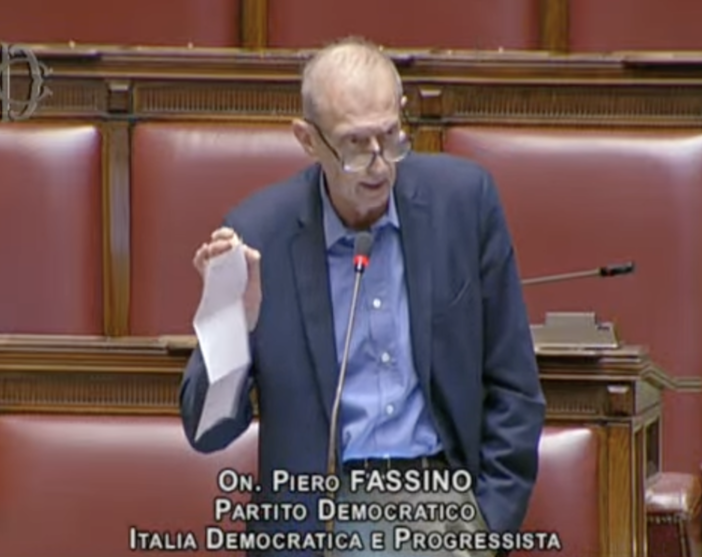 Vitalizi, Fassino sventola la busta paga in Parlamento: “4.718 euro al mese non è uno stipendio d’oro”