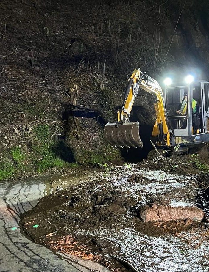 Smottamenti a Sasso Gambello, vietata la circolazione sulla strada FOTO E VIDEO