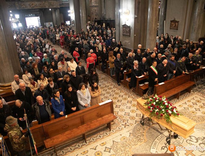 Una grande folla per l'ultimo commosso saluto a Pierantonio Ragozza