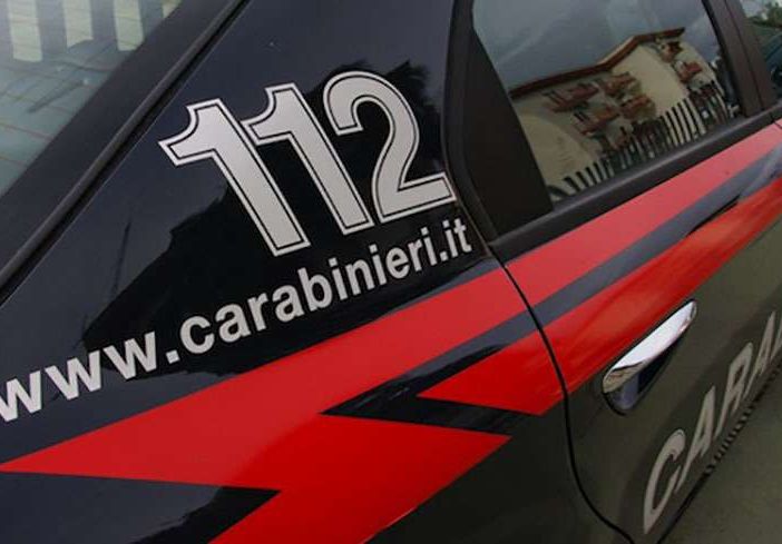 Minaccia la moglie per farsi consegnare il bancomat e le danneggia l'auto: arrestato un 39enne