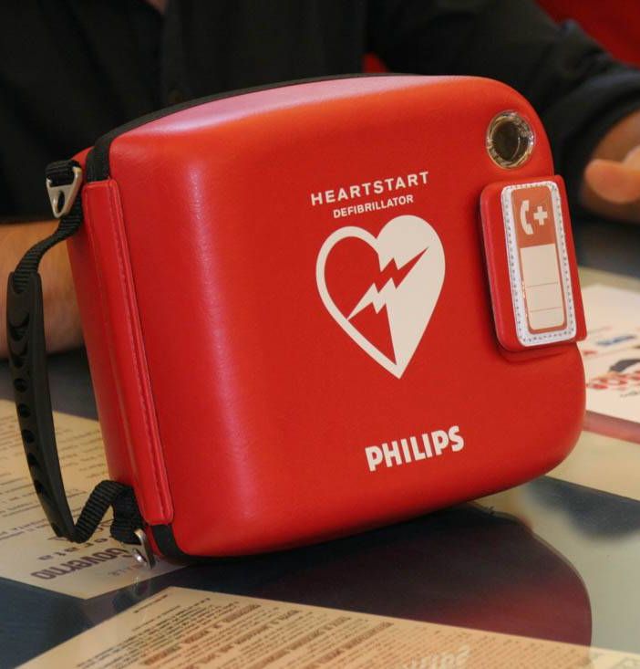 L'associazione Mosaico Odv dona un defibrillatore alla Lilt Vco