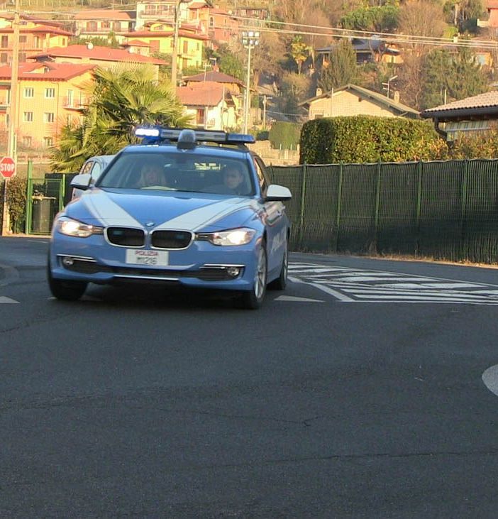 Ruba un mezzo di Conser Vco e guida in maniera spericolata nel parcheggio dell'Esselunga, arrestato dalla Polizia