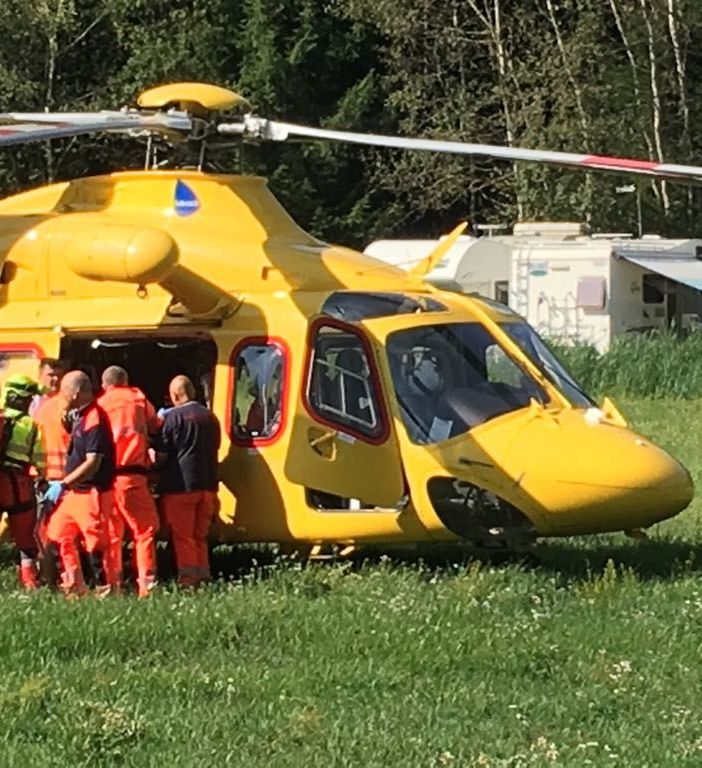 Armeno, grave un bimbo di 4 anni travolto da una porta