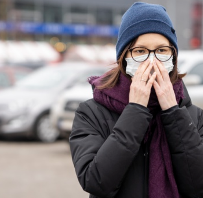 Niente più mascherina all'aperto. L'obbligo rimane per negozi e mezzi pubblici