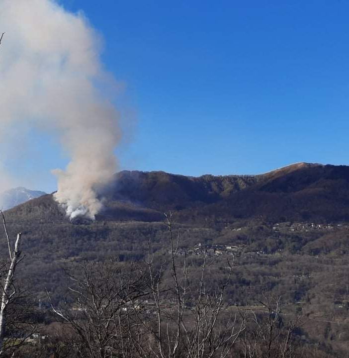 Fiamme negli alpeggi sopra Cossogno VIDEO E FOTO