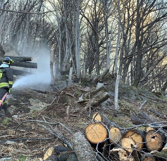 Ad Ornavasso arriva un canadair per spegnere l'incendio FOTO