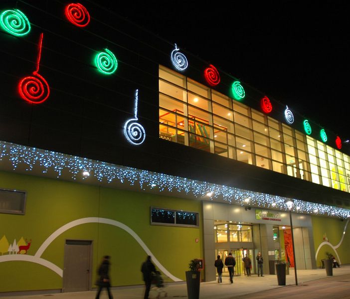 Caro-bollette, Nova Coop spegne oltre un terzo delle luminarie di Natale nei supermercati