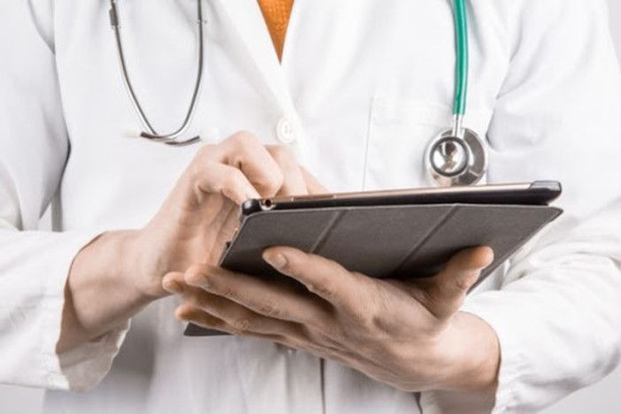 In Piemonte l'esodo verso il privato: “Persi 331 medici, più della metà sono donne”