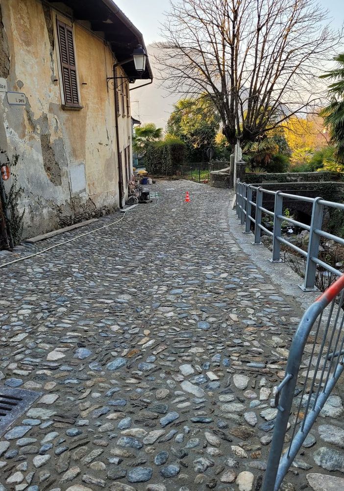 A Bracchio proseguono i lavori di ripristino degli acciottolati