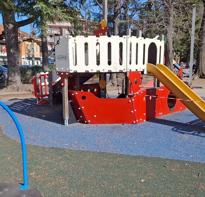 Giochi rotti e incuria: Fratelli d'Italia chiede un intervento nel parco cittadino