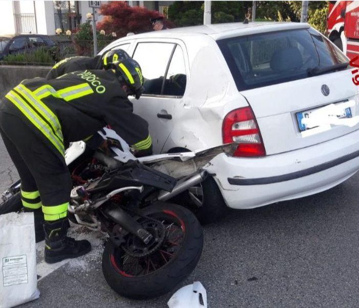 Moto contro auto a Verbania, ferito il centauro