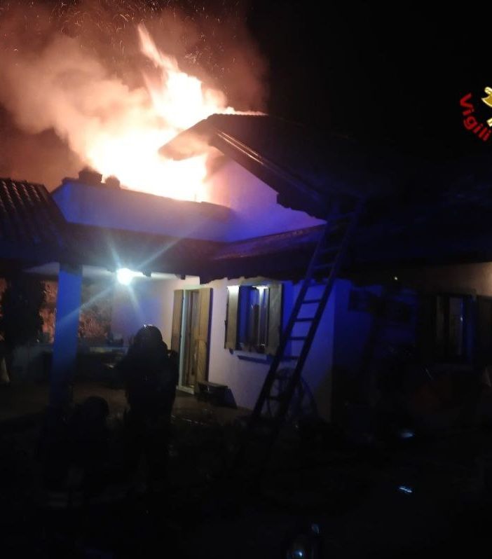 Fiamme nella casa del sindaco Severino. Lei e il marito trasportati in ospedale
