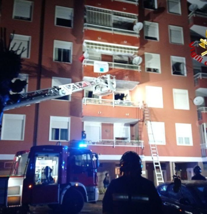 Fiamme nella notte a Cireggio in via Mazzolina. FOTO e VIDEO