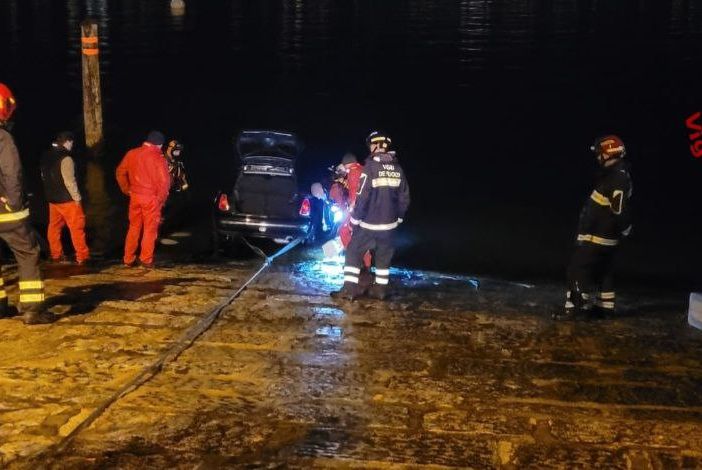 Auto si inabissa nel lago a Suna, recuperata dai Vigili del fuoco VIDEO