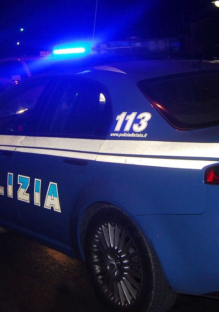 Via patente e auto ad un 55enne fuggito all'alt della polizia